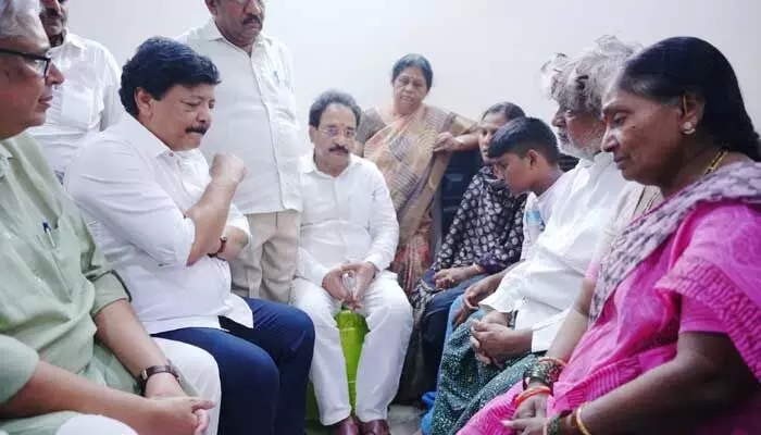 మధుసూదన్ కుటుంబానికి రూ.50 లక్షల ఆర్థికసాయం అందజేత మధుసూదన్ కుటుంబానికి రూ.50 లక్షల ఆర్థికసాయం అందజేత