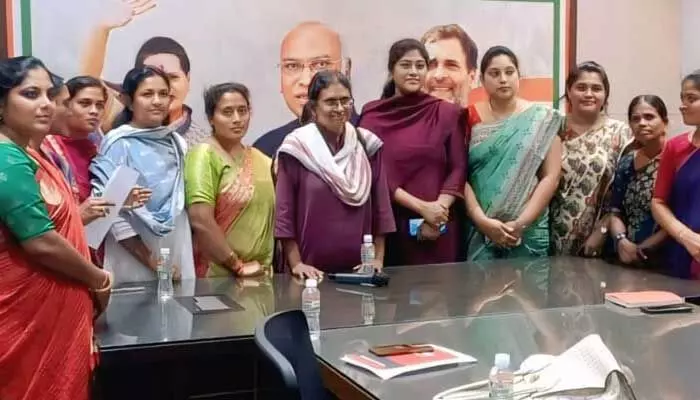 ‘మీరు ఒక మాట చెబితే వారు మాకు సహకరిస్తారు’.. మీనాక్షికి ఫిర్యాదు చేసిన శక్తి అభియాన్ నాయకులు ‘మీరు ఒక మాట చెబితే వారు మాకు సహకరిస్తారు’.. మీనాక్షికి ఫిర్యాదు చేసిన శక్తి అభియాన్ నాయకులు