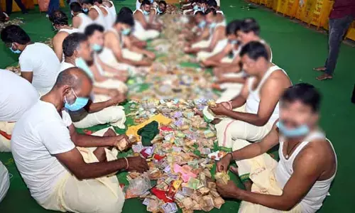 తిరుమలలో భారీగా భక్తుల రద్దీ.. ఒక్కసారిగా పెరిగిన ఆదాయం
