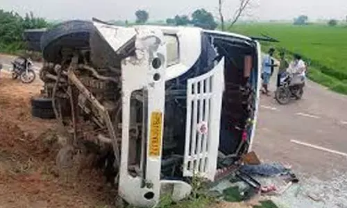 Ap: బస్సులో 10 మంది మహిళలు.. తృటిలో తప్పిన పెను ప్రమాదం