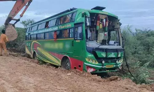 గోతుల్లోకి దూసుకెళ్లిన ట్రావెల్స్ బస్సు.. 40 మందికి తృటిలో తప్పిన ప్రమాదం