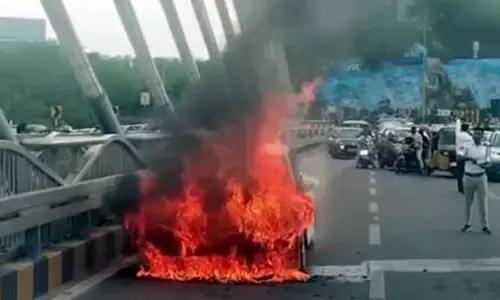 Hyderabad : దుర్గం చెరువు కేబుల్ బ్రిడ్జ్ పై కారు దగ్ధం