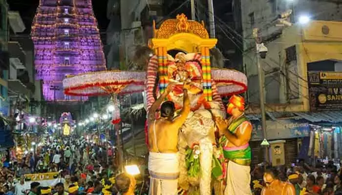 గజవాహనంపై శ్రీ గోవిందరాజస్వామి.. హారతులు పట్టిన భక్తులు గజవాహనంపై శ్రీ గోవిందరాజస్వామి.. హారతులు పట్టిన భక్తులు