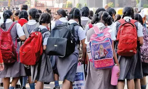 పిల్లల చదువులకు తల్లిదండ్రుల కష్టాలు.!