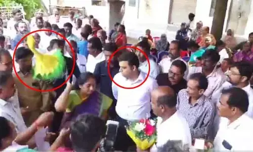 Trending: మంత్రి గారు ఇదేం పద్ధతి..? సోషల్ మీడియాలో వీడియో వైరల్