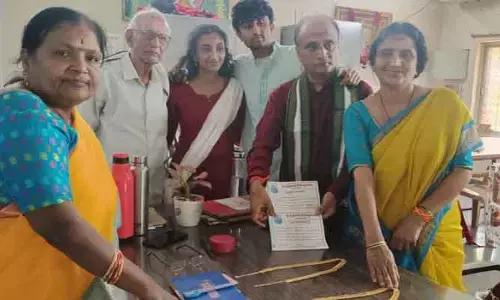 భద్రకాళి అమ్మవారికి కాసుల హారం సమర్పించిన రేవతి కృష్ణ రావు దంపతులు..