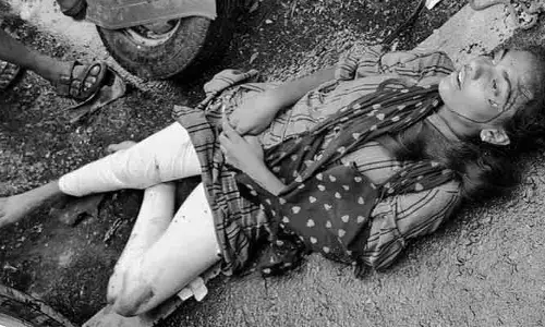 రోడ్డు ప్రమాదంలో యువతి మృతి