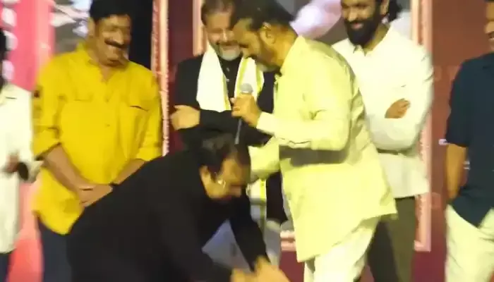మోహన్ బాబు కాళ్లు మొక్కిన బ్రహ్మానందం !