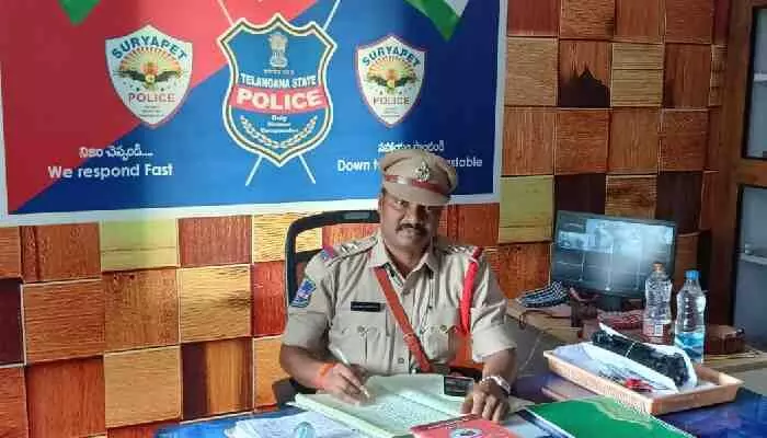 మండలానికి కొత్త ఎస్సై.. బాధ్యతలు చేపట్టిన వాస ప్రవీణ్ మండలానికి కొత్త ఎస్సై.. బాధ్యతలు చేపట్టిన వాస ప్రవీణ్