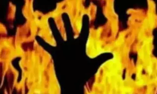 కొన్నాళ్లుగా లైంగికంగా వేధిస్తున్న టీచర్..  కాలేజీలోనే పెట్రోల్ పోసుకుని నిప్పంటించుకున్న విద్యార్థిని..(వీడియో)