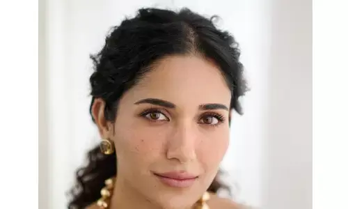 Ruhani Sharma : గ్లామర్ లుక్‌లో చూపు తిప్పుకోలేని అందం