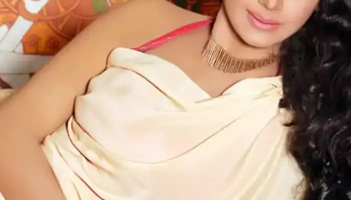 టాలీవుడ్ హీరోయిన్ కు అవమానం.. చెట్టు వెనకే అవి మార్చుకోమన్నారు!