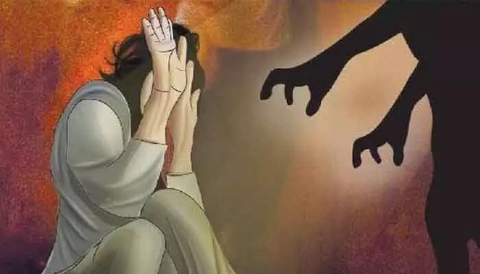 Terrible: రాష్ట్రంలో మరో అమానుషం.. 17 ఏళ్ల మైనర్పై గ్యాంగ్ రేప్ Terrible: రాష్ట్రంలో మరో అమానుషం.. 17 ఏళ్ల మైనర్పై గ్యాంగ్ రేప్