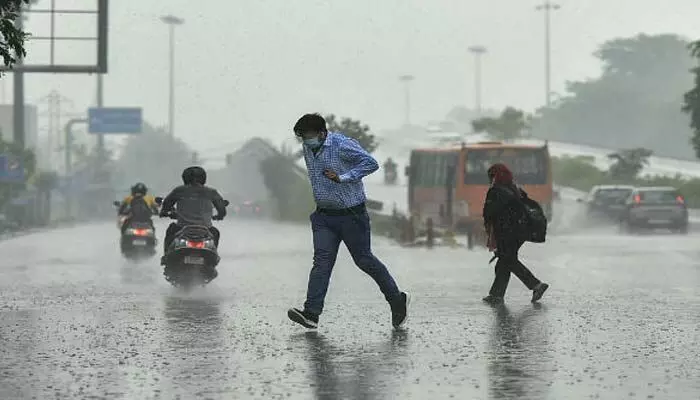 IMD:రాష్ట్ర ప్రజలకు రెయిన్ అలర్ట్.. మరో నాలుగు రోజులు భారీ వర్షాలు IMD:రాష్ట్ర ప్రజలకు రెయిన్ అలర్ట్.. మరో నాలుగు రోజులు భారీ వర్షాలు