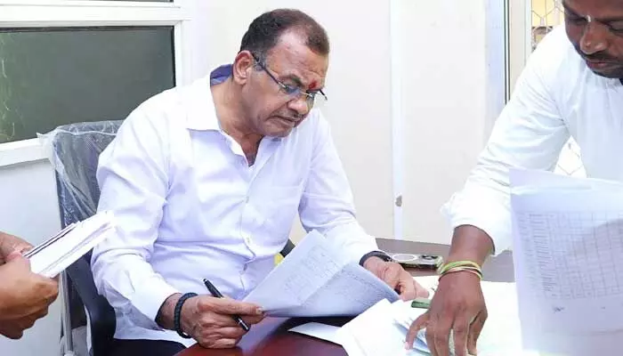 ప్రజలకు సేవ చేయడమే ప్రభుత్వ ఉద్యోగుల ధర్మం.. మంత్రి కోమటిరెడ్డి ఆసక్తికర వ్యాఖ్యలు ప్రజలకు సేవ చేయడమే ప్రభుత్వ ఉద్యోగుల ధర్మం.. మంత్రి కోమటిరెడ్డి ఆసక్తికర వ్యాఖ్యలు