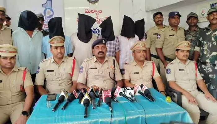 కొండగట్టు హత్య కేసులో వీడిన మిస్టరీ.. ఎనిమిది మంది నిందితుల్లో ఇద్దరు మైనర్లు కొండగట్టు హత్య కేసులో వీడిన మిస్టరీ.. ఎనిమిది మంది నిందితుల్లో ఇద్దరు మైనర్లు