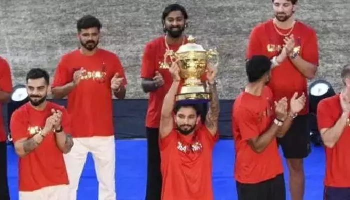 బెంగళూరు తొక్కిసలాట.. కర్ణాటక హైకోర్టును ఆశ్రయించిన ఆర్సీబీ బెంగళూరు తొక్కిసలాట.. కర్ణాటక హైకోర్టును ఆశ్రయించిన ఆర్సీబీ