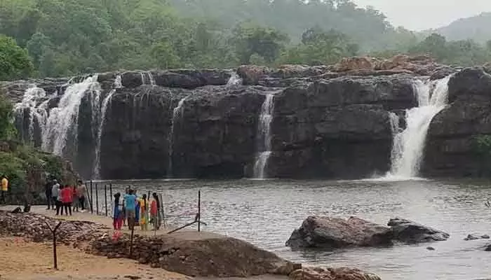 బొగతకు గ్రీన్ సిగ్నల్… ఇతర గుట్ట జలపాతాలకు స్ట్రిక్ట్ వార్నింగ్ బొగతకు గ్రీన్ సిగ్నల్… ఇతర గుట్ట జలపాతాలకు స్ట్రిక్ట్ వార్నింగ్