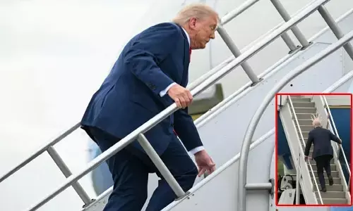 Joe Biden vibes: జో బైడెన్ వైబ్స్.. విమానం ఎక్కుతూ తూలిపడిన ట్రంప్.. నెటిజన్ల ట్రోలింగ్