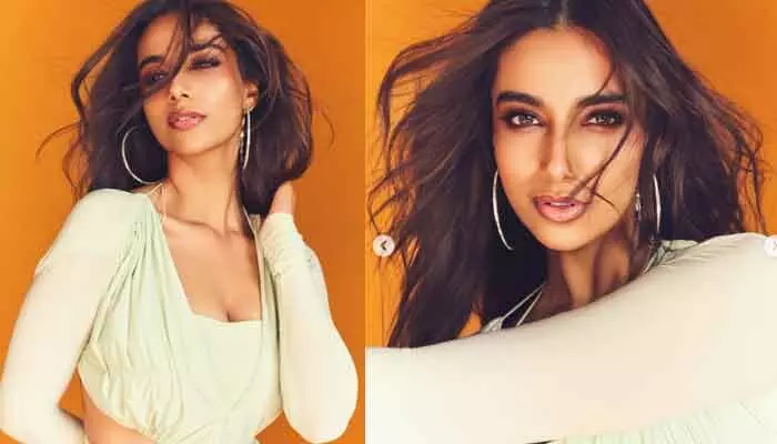Meenakshi Chaudhary: నటి స్టన్నింగ్ ఫొటో షూట్.. ఉష్ణోగ్రతను తీవ్రంగా తగ్గించాలంటూ ఫ్యాన్స్ కామెంట్స్ Meenakshi Chaudhary: నటి స్టన్నింగ్ ఫొటో షూట్.. ఉష్ణోగ్రతను తీవ్రంగా తగ్గించాలంటూ ఫ్యాన్స్ కామెంట్స్