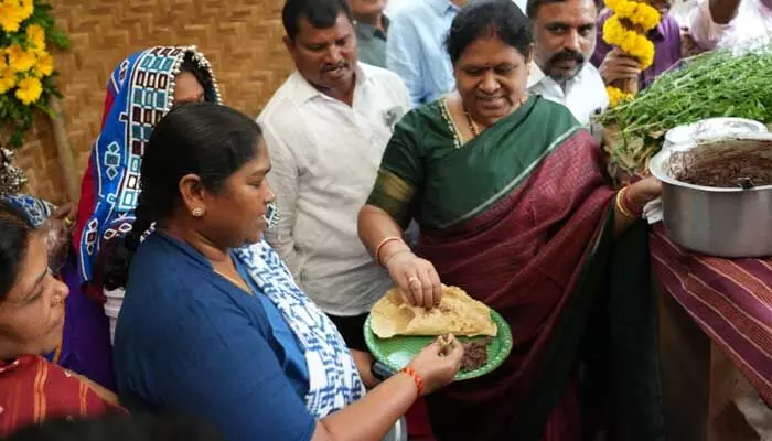 గిరిజన కెఫెటేరియా, ఆలయాలు ప్రారంభించిన మంత్రి సీతక్క గిరిజన కెఫెటేరియా, ఆలయాలు ప్రారంభించిన మంత్రి సీతక్క
