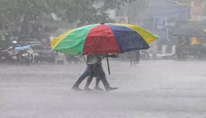 రానున్న మూడు రోజుల పాటు తెలుగు రాష్ట్రాల్లో భారీ వర్షాలు రానున్న మూడు రోజుల పాటు తెలుగు రాష్ట్రాల్లో భారీ వర్షాలు