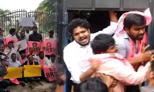 BRSV: బస్‌పాస్ చార్జీలను తగ్గించాల్సిందే.. బస్‌భవన్ ఎదుట బీఆర్ఎస్‌వీ మెరుపు ధర్నా.. అరెస్ట్