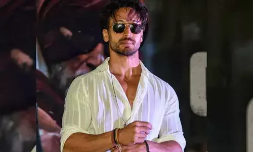 సిక్స్ ప్యాక్ చూపిస్తూ అక్షయ్ కుమార్‌తో క్రికెట్ ఆడిన యంగ్ హీరో.. షాకింగ్ వీడియో