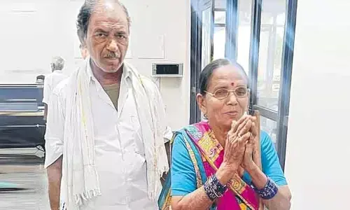 అన్నం పెట్టమంటే కోడళ్ల చెప్పు దెబ్బలు.. కలెక్టరేట్‌లో వృద్ధ దంపతుల ఆవేదన