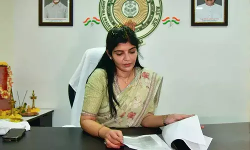AP News : సజ్జలకు మహిళా కమిషన్ నోటీసులు