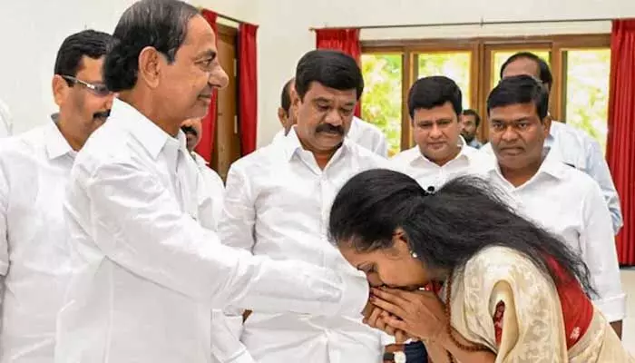కవిత సస్పెండ్ : ఎంత పెద్దోళ్లైనా సరే.. యాంటీ పార్టీ పోతే తీసి అవుతల పారేస్తం.. కేసీఆర్ వీడియో వైరల్ కవిత సస్పెండ్ : ఎంత పెద్దోళ్లైనా సరే.. యాంటీ పార్టీ పోతే తీసి అవుతల పారేస్తం.. కేసీఆర్ వీడియో వైరల్
