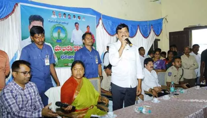 పేదోడికి గూడు కట్టాలని విజ్ఞత ఆనాటి పెద్దలకు లేదు : మంత్రి పొంగులేటి పేదోడికి గూడు కట్టాలని విజ్ఞత ఆనాటి పెద్దలకు లేదు : మంత్రి పొంగులేటి