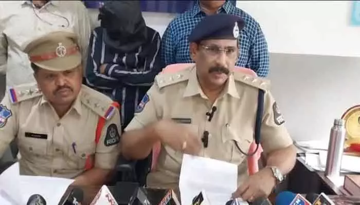 దోపిడీ కేసులో యువకుడు, ఓ బాలుడు అరెస్ట్.. క్యాబ్ డ్రైవర్ కు కత్తితో బెదిరింపు దోపిడీ కేసులో యువకుడు, ఓ బాలుడు అరెస్ట్.. క్యాబ్ డ్రైవర్ కు కత్తితో బెదిరింపు