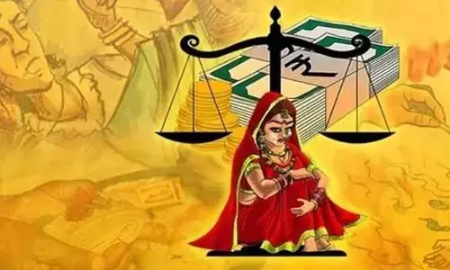 పది లక్షల కట్నం తీసుకురా.. వర్షంలో భార్యను హింసిస్తున్న భర్త.. (వీడియో)