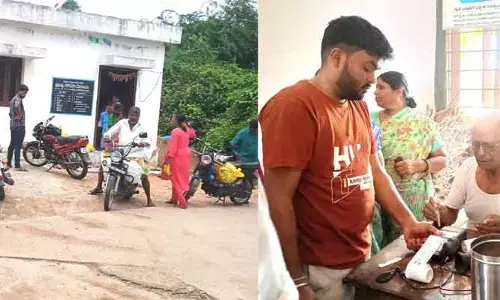 రేషన్ బియ్యానికి తిప్పలు.. రేషన్ దుకాణాల ఎదుట జనం పడిగాపులు