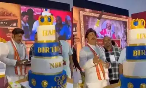కేక్ కటింగ్ కు ముందు కత్తి తిప్పిన బాలయ్య.. వైరల్ అవుతోన్న వీడియో