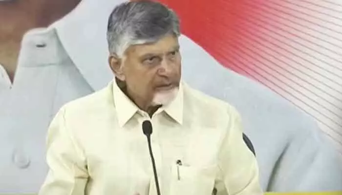 గత సర్కార్ బటన్ నొక్కింది తక్కువ.. నొక్కేసింది ఎక్కువ: వైసీపీపై సీఎం చంద్రబాబు ఫైర్ గత సర్కార్ బటన్ నొక్కింది తక్కువ.. నొక్కేసింది ఎక్కువ: వైసీపీపై సీఎం చంద్రబాబు ఫైర్