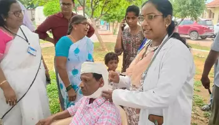 గవర్నర్ పర్యటనలో అపశృతి.. తల పగిలి చేనేత కార్మికుడికి గాయాలు గవర్నర్ పర్యటనలో అపశృతి.. తల పగిలి చేనేత కార్మికుడికి గాయాలు