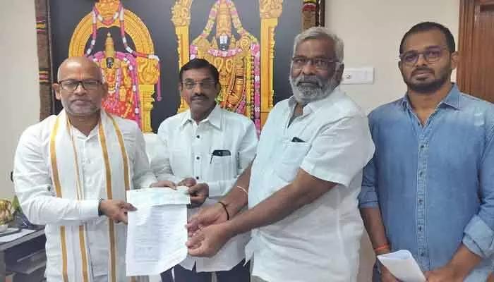 టీటీడీకి భారీగా విరాళం.. ఈవోకు చెక్ అందజేత టీటీడీకి భారీగా విరాళం.. ఈవోకు చెక్ అందజేత
