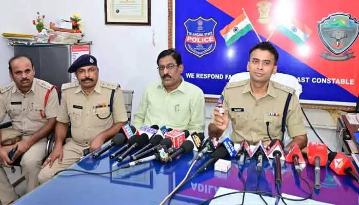 చైన్ సిస్టం పేరిట మోసం.. డ్రగ్స్ అమ్ముతూ ఒకరు అరెస్ట్.. ఆన్లైన్ గేమింగ్ రాకెట్ గుట్టురట్టు.. చైన్ సిస్టం పేరిట మోసం.. డ్రగ్స్ అమ్ముతూ ఒకరు అరెస్ట్.. ఆన్లైన్ గేమింగ్ రాకెట్ గుట్టురట్టు..