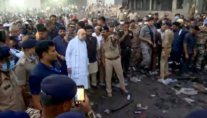 Plane Crash : విమాన ప్రమాదం.. ఘటనా స్థలాన్ని పరిశీలించిన అమిత్ షా Plane Crash : విమాన ప్రమాదం.. ఘటనా స్థలాన్ని పరిశీలించిన అమిత్ షా