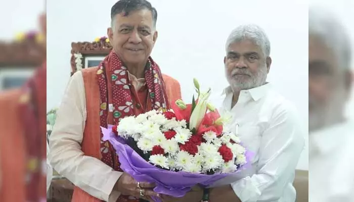 తెలంగాణ, యూపీ అసెంబ్లీల నిర్వాహణపై ఇరువురు స్పీకర్ల ముచ్చట తెలంగాణ, యూపీ అసెంబ్లీల నిర్వాహణపై ఇరువురు స్పీకర్ల ముచ్చట