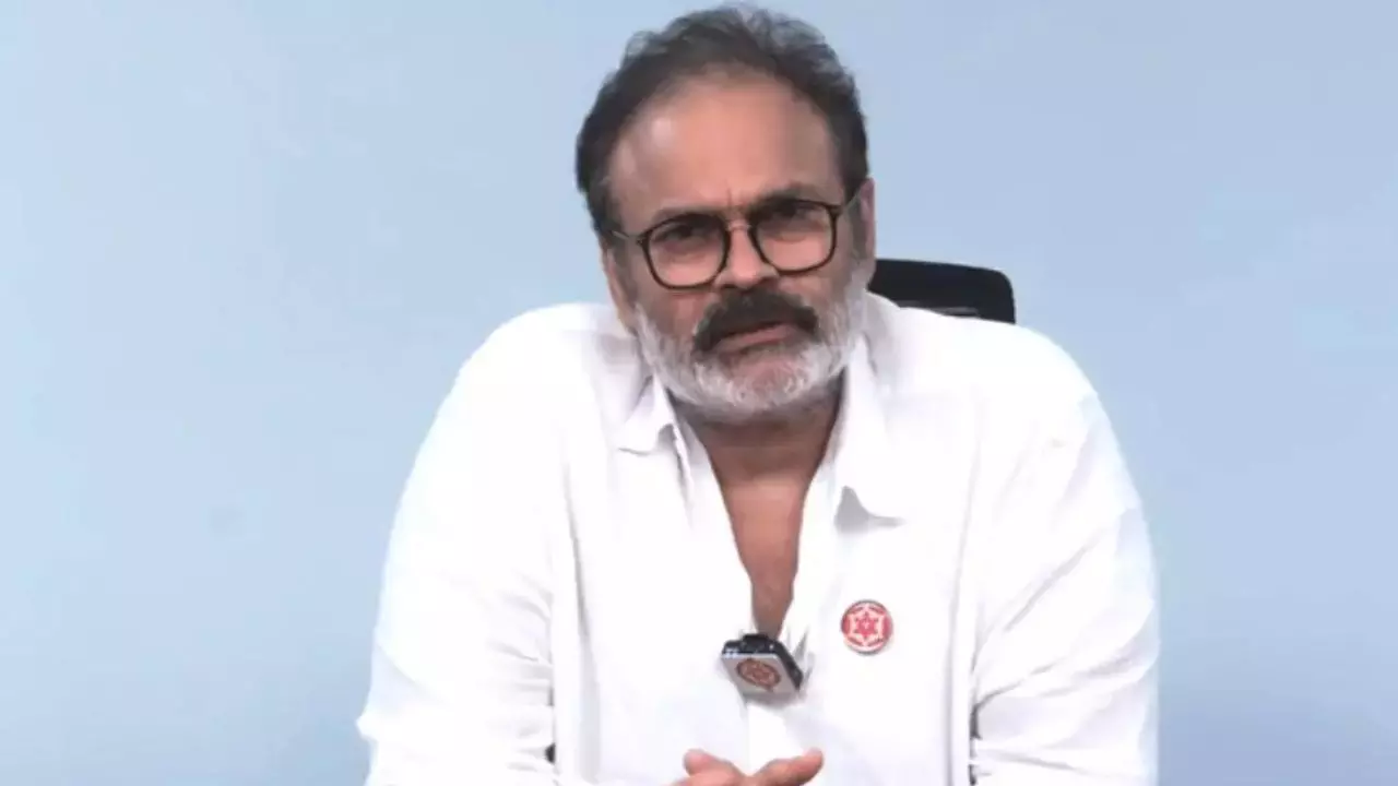 విమాన ప్రమాదం నుండి బయటపడ్డ చిరంజీవి, సుస్మిత.. నాగబాబు ఎమోషనల్ విమాన ప్రమాదం నుండి బయటపడ్డ చిరంజీవి, సుస్మిత.. నాగబాబు ఎమోషనల్