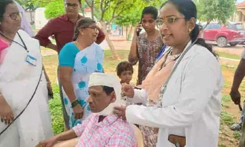 గవర్నర్ పర్యటనలో అపశృతి.. తల పగిలి చేనేత కార్మికుడికి గాయాలు