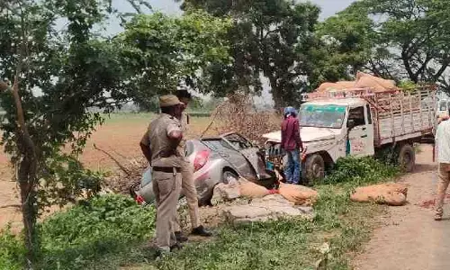 గీసుగొండలో రోడ్డు ప్రమాదం.. కారును ఢీ కొట్టిన బొలెరో