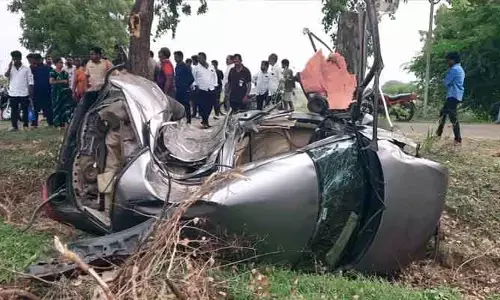 కారు ప్రమాదంలో ఇద్దరు యువకులు దుర్మరణం