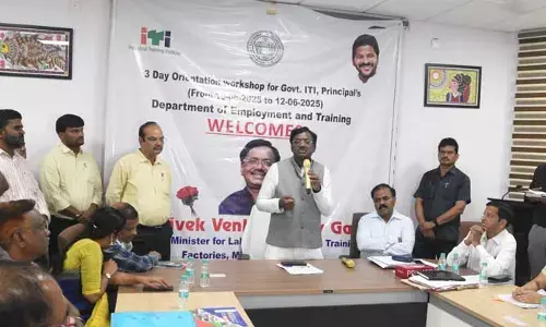 ఐటీఐలలో సాంకేతిక విద్యను అభివృద్ధికి చర్యలు : కార్మిక మంత్రి గడ్డం వివేక్​
