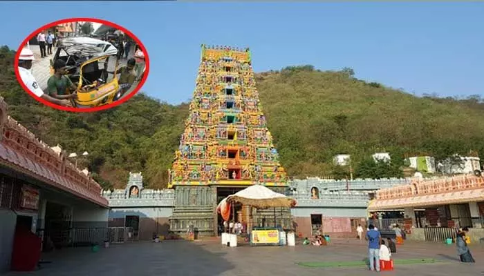ఆటోలో కనకదుర్గమ్మ దర్శనానికి వెళ్తుండగా ఘోరం.. ఇద్దరి పరిస్థితి విషమం ఆటోలో కనకదుర్గమ్మ దర్శనానికి వెళ్తుండగా ఘోరం.. ఇద్దరి పరిస్థితి విషమం