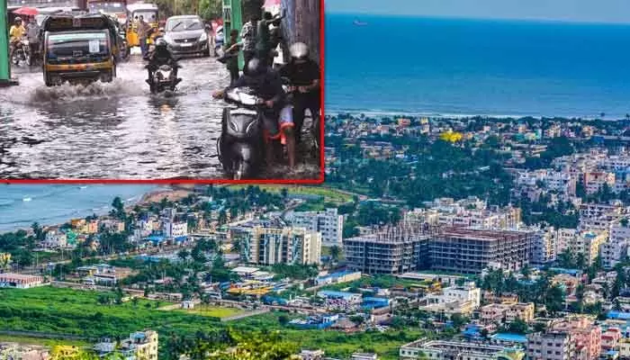 విశాఖలో భారీ వర్షం.. కుప్ప కూలిన భవనం శ్లాబ్ విశాఖలో భారీ వర్షం.. కుప్ప కూలిన భవనం శ్లాబ్
