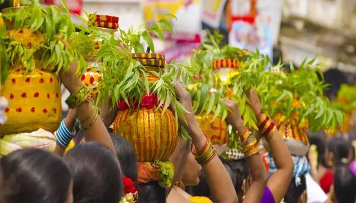 బోనాల పండుగ గురించి ప్రపంచం మొత్తం మాట్లాడుకోవాలి.. అధికారులకు మంత్రి పొన్నం కీలక ఆదేశాలు బోనాల పండుగ గురించి ప్రపంచం మొత్తం మాట్లాడుకోవాలి.. అధికారులకు మంత్రి పొన్నం కీలక ఆదేశాలు